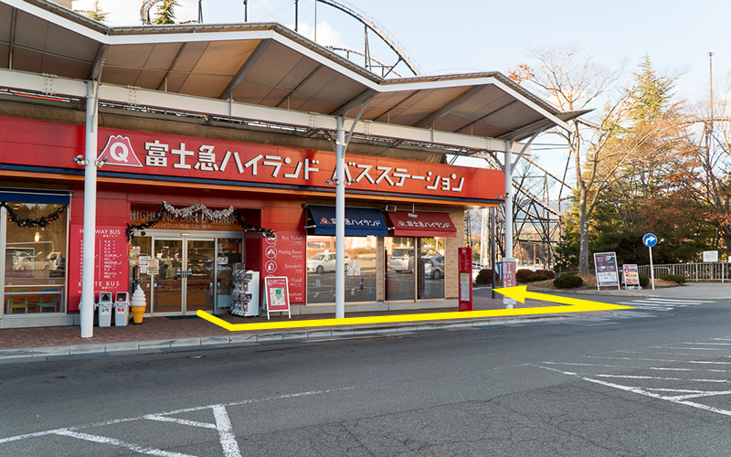 バスターミナルを出たら左後方に進みます