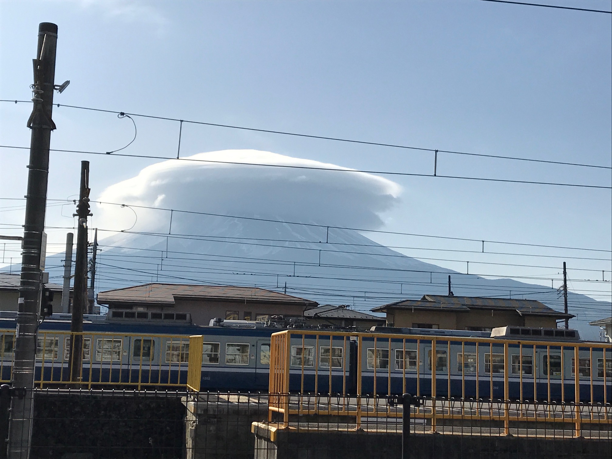 富士山に笠雲がかかりました